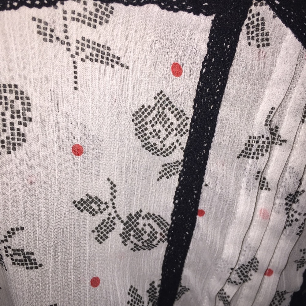 Rose Patterned Blouse - Picture 3 of 4